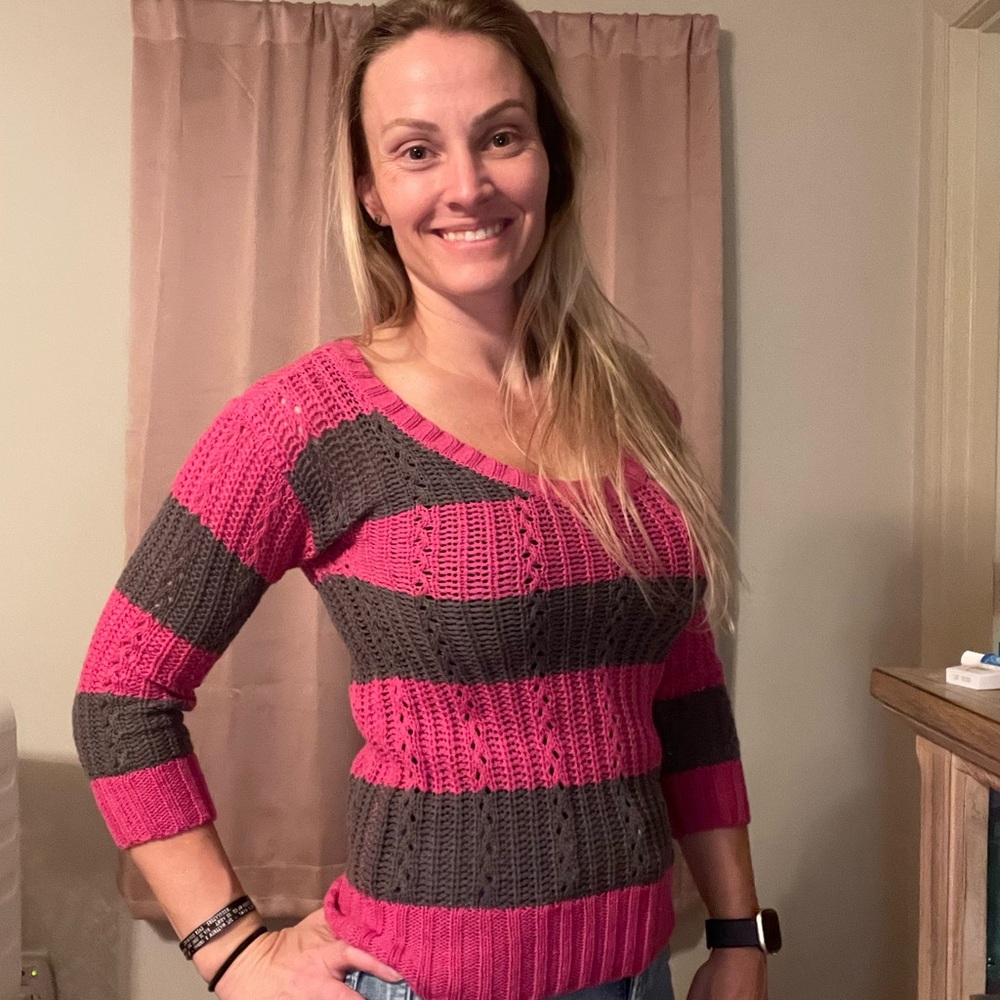 Lei Women's V-Neck Sweater in Pink and Gray